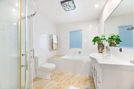 Photo of property in 4 San Casello Rise, Henderson, Auckland, 0612