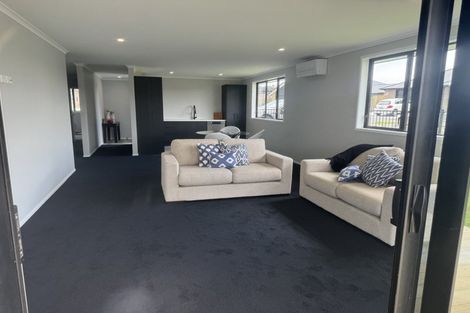 Photo of property in 2 Paapaka Way, Waiuku, 2123