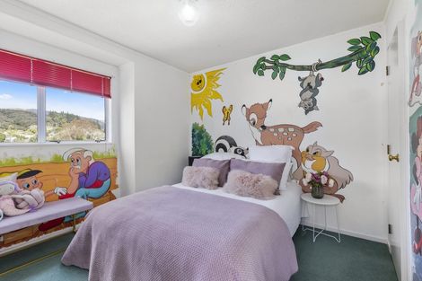 Photo of property in 16 Wagon Road, Stokes Valley, Lower Hutt, 5019