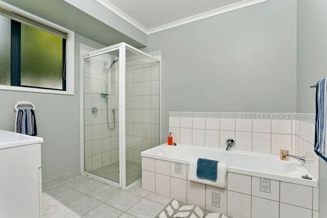 Photo of property in 21 Nottingham Place, Northcross, Auckland, 0630