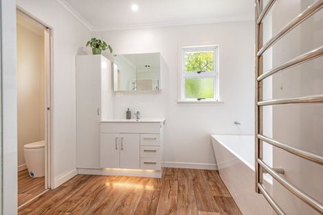 Photo of property in 176 Bridge Street, Bulls, 4818