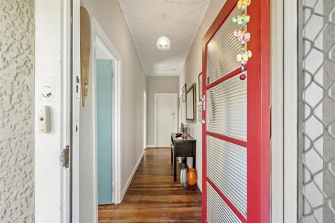 Photo of property in 1 Lavelle Road, Henderson, Auckland, 0612