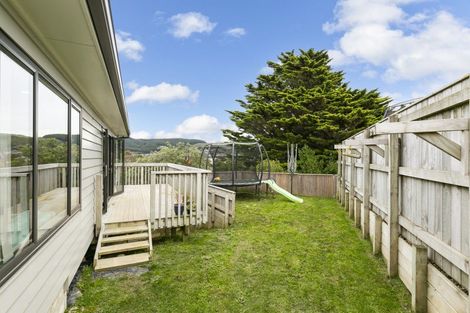 Photo of property in 32 Mervyn Kemp Drive, Tawa, Wellington, 5028