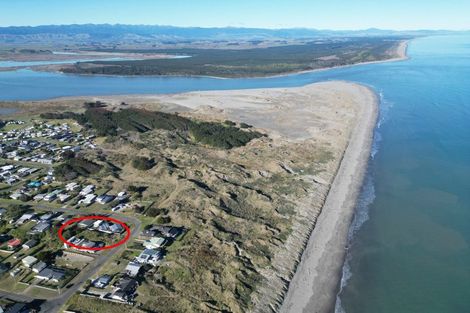 Photo of property in 37 Marine Parade South, Foxton Beach, Foxton, 4815
