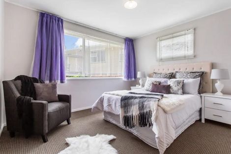 Photo of property in 7 Verena Place, Green Bay, Auckland, 0604