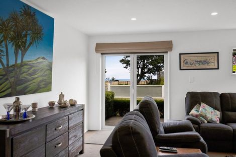 Photo of property in 16 Egmont Street, Patea, 4520