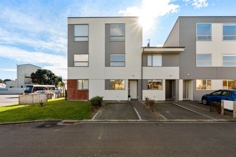 Photo of property in 2/2 Stone Street, Miramar, Wellington, 6022