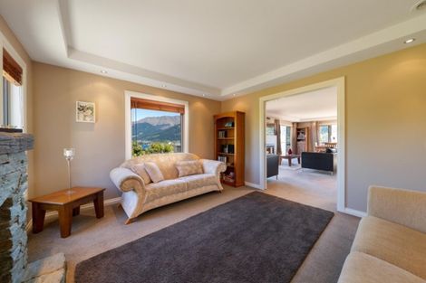 Photo of property in 14 Milward Place, Kelvin Heights, Queenstown, 9300