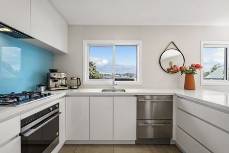 Photo of property in 904 East Coast Road, Northcross, Auckland, 0630