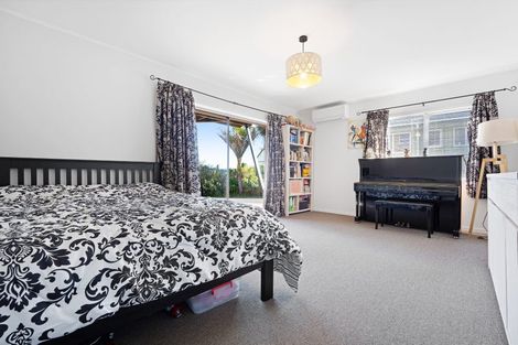 Photo of property in 52 Chelsea View Drive, Chatswood, Auckland, 0626