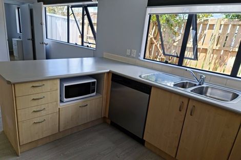 Photo of property in 1/35 Highgrove Lane, Totara Vale, Auckland, 0632