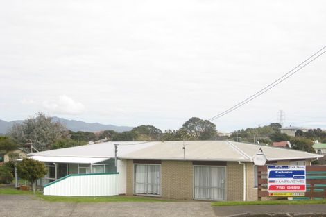 Photo of property in 28 Simons Street, Moturoa, New Plymouth, 4310
