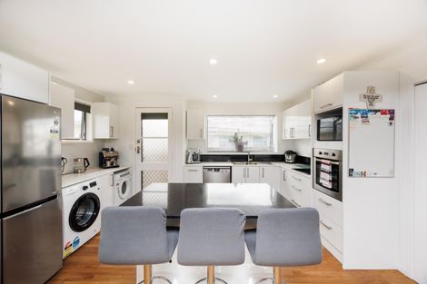 Photo of property in 28 Raglan Avenue, Cloverlea, Palmerston North, 4412