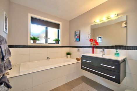 Photo of property in 14 Morning Star Terrace, Arthurs Point, Queenstown, 9371