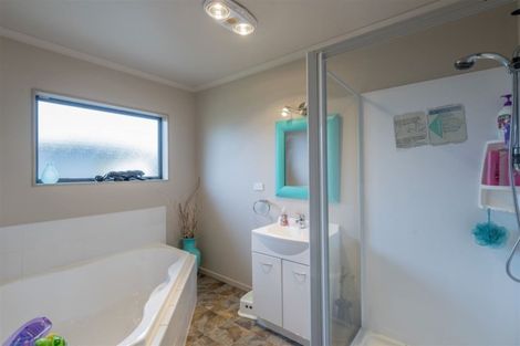 Photo of property in 16 Okarito Avenue, Levin, 5510