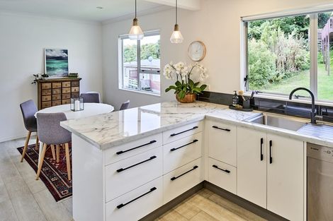 Photo of property in 18 Bloomsbury Grove, Newlands, Wellington, 6037