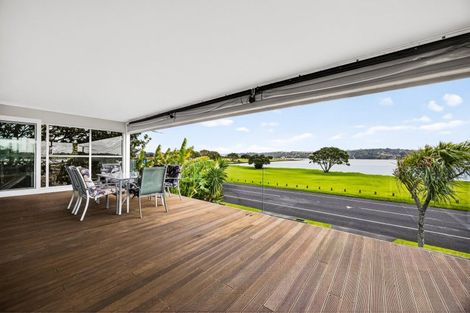 Photo of property in 70 Kiwi Esplanade, Mangere Bridge, Auckland, 2022
