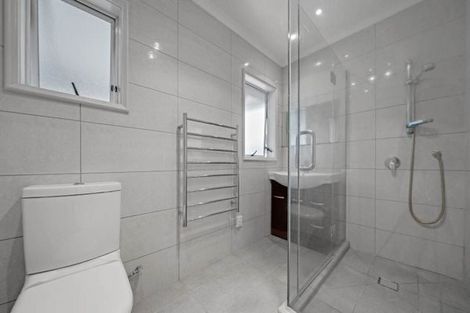 Photo of property in 54 Edgewater Drive, Pakuranga, Auckland, 2010