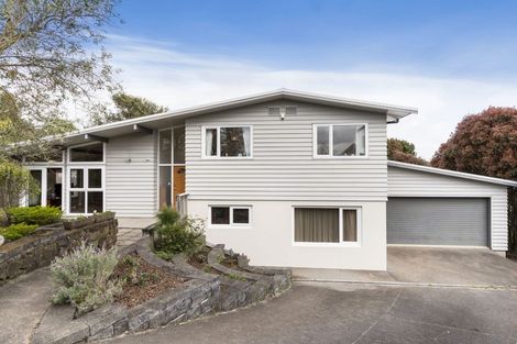 Photo of property in 22 Gwenand Place, Botany Downs, Auckland, 2010