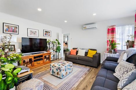 Photo of property in 5 Thomas Rea Place, Te Atatu South, Auckland, 0610