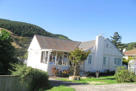 Photo of property in 23 Raroa Terrace, Tawa, Wellington, 5028