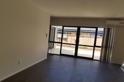 Photo of property in 21 Millcroft Lane, Ranui, Auckland, 0612