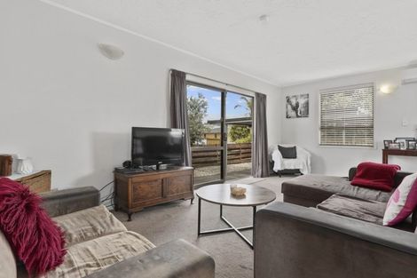 Photo of property in 15a Lillian Place, Orewa, 0931