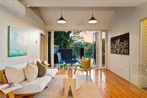 Photo of property in 8 Arapito Road, Titirangi, Auckland, 0604