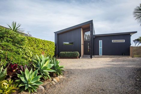 Photo of property in 411 Oaia Road, Muriwai, 0881