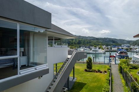 Photo of property in 39 Waikawa Road, Picton, 7220