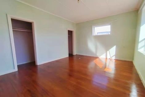 Photo of property in 8 Armstrong Place, New Lynn, Auckland, 0600