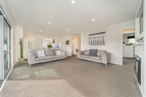 Photo of property in 77 Sunstone Crescent, Timberlea, Upper Hutt, 5018