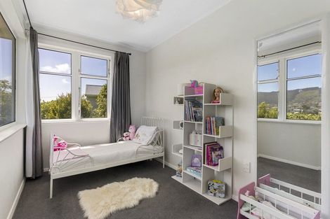 Photo of property in 39 Taylor Terrace, Tawa, Wellington, 5028