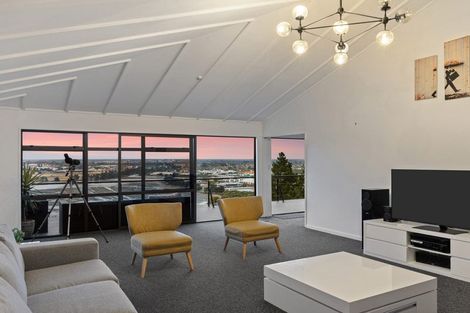 Photo of property in 5 Osmond Lane, Mount Pleasant, Christchurch, 8081