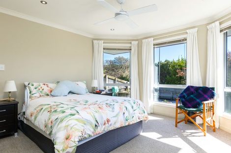 Photo of property in 6 Weka Place, Picton, 7220