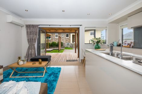 Photo of property in 39 Royal View Road, Te Atatu South, Auckland, 0610