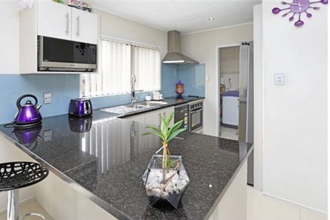 Photo of property in 1/2 Senecio Place, Weymouth, Auckland, 2103