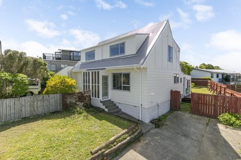 Photo of property in 5b Sunhaven Drive, Newlands, Wellington, 6037