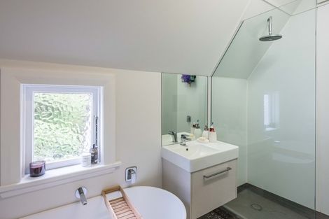 Photo of property in 32 Queens Drive, Kilbirnie, Wellington, 6022