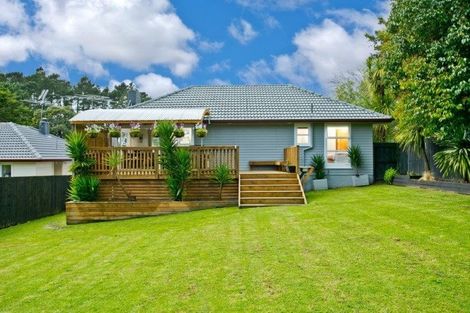 Photo of property in 10 Paragon Avenue, Beach Haven, Auckland, 0626
