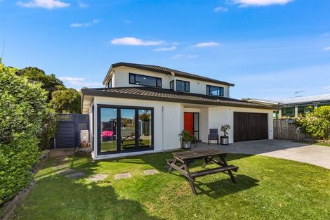 Photo of property in 2 Seascape View, Paremata, Porirua, 5024