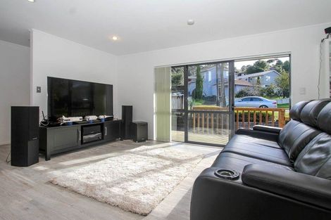Photo of property in 1/2 Fernlea Rise, Bayview, Auckland, 0629