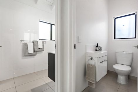 Photo of property in 1/20a Hauraki Road, Hauraki, Auckland, 0622