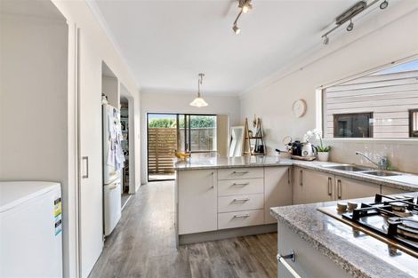 Photo of property in 8 Halldene Terrace, Red Beach, 0932