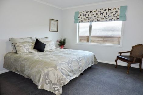 Photo of property in 15 Mervyn Kemp Drive, Tawa, Wellington, 5028