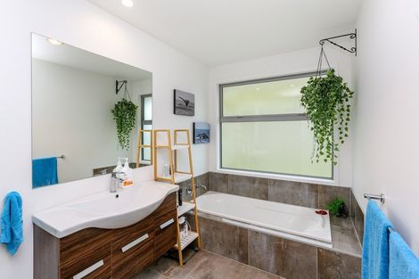 Photo of property in 17a Heta Road, Highlands Park, New Plymouth, 4312