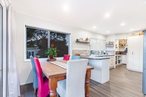 Photo of property in 19 Grassmere Road, Henderson Valley, Auckland, 0612