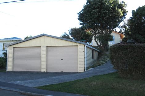 Photo of property in 6 Miles Crescent, Newlands, Wellington, 6037