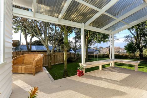 Photo of property in 33 Omata Road, Marfell, New Plymouth, 4310