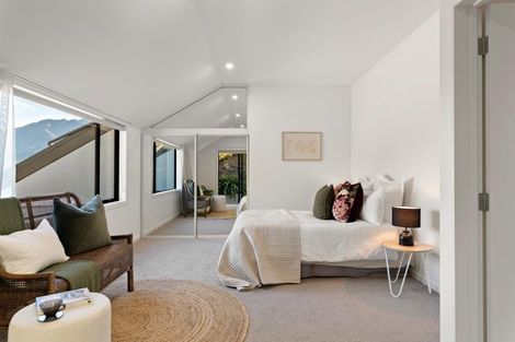 Photo of property in 8 Elizabeth Place, Kelvin Heights, Queenstown, 9300